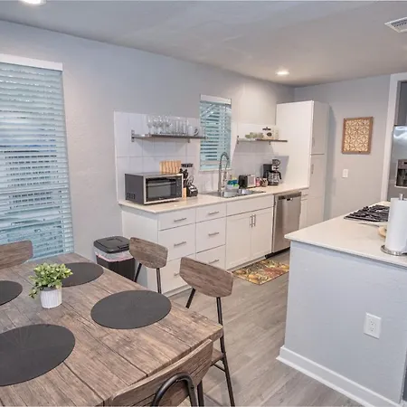 Stylish 4 Br2Ba Renovated Home Near Downtown San Antonio Exterior photo