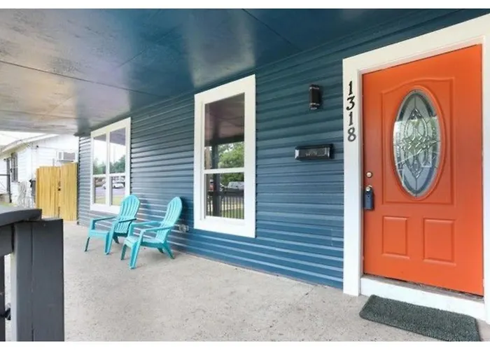 Stylish 4 Br2Ba Renovated Home Near Downtown