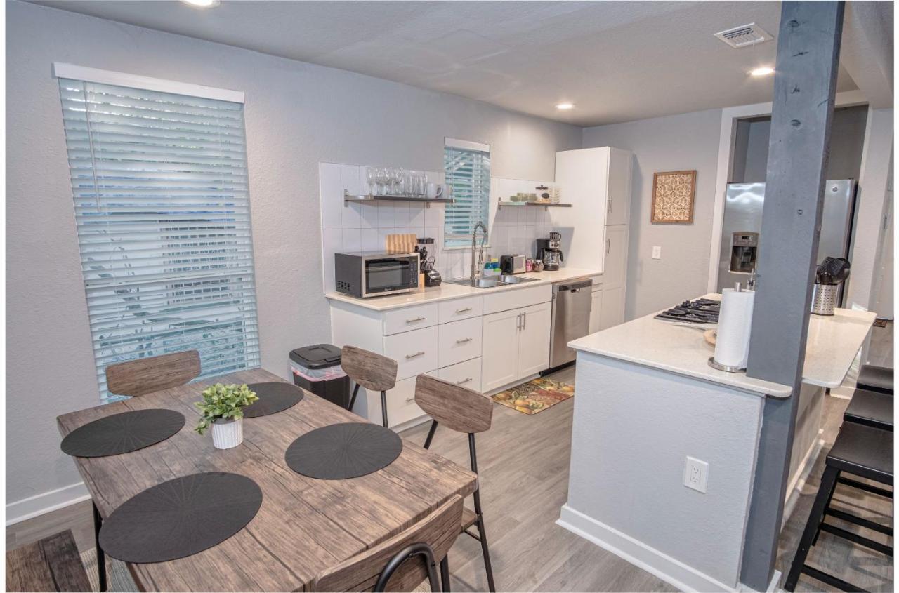 Holiday home Stylish 4 Br2ba Renovated Near Downtown