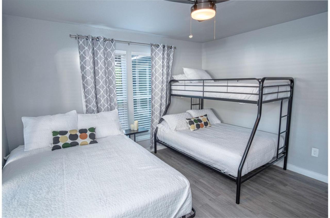 Holiday home Stylish 4 Br2ba Renovated Near Downtown