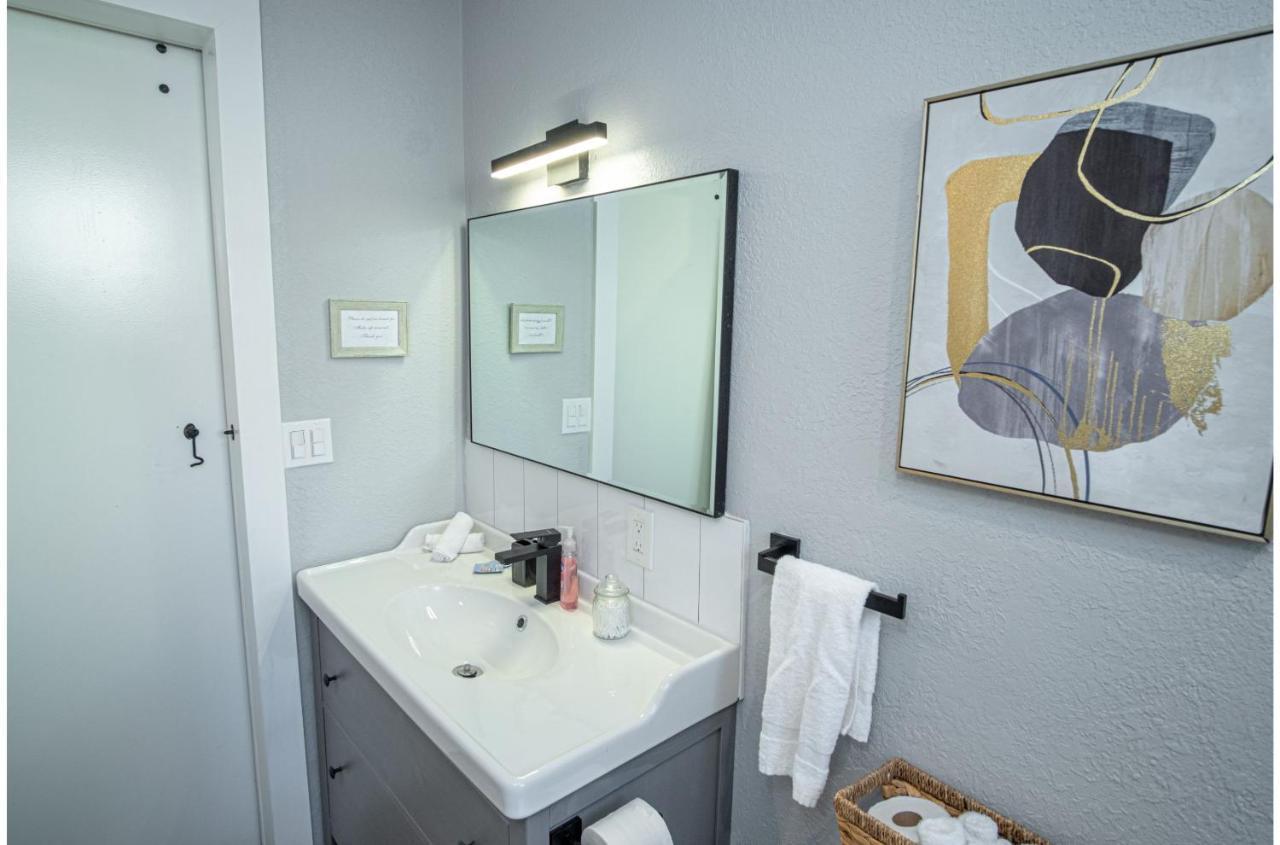 Holiday home Stylish 4 Br2ba Renovated Near Downtown *